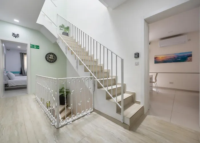 Elegant & Modern House By Sf Homes - Close To The Three Cities And The Airport Holiday home