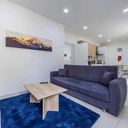 Elegant & Modern House By Sf Homes - Close To The Three Cities And The Airport Holiday home *