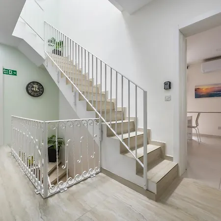 Elegant & Modern House By Sf Homes - Close To The Three Cities And The Airport Casa vacanze